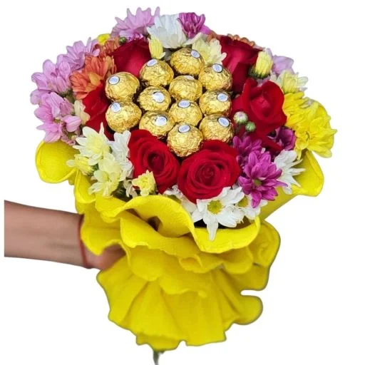 Ramo de flores con rosas rocher y margaritas